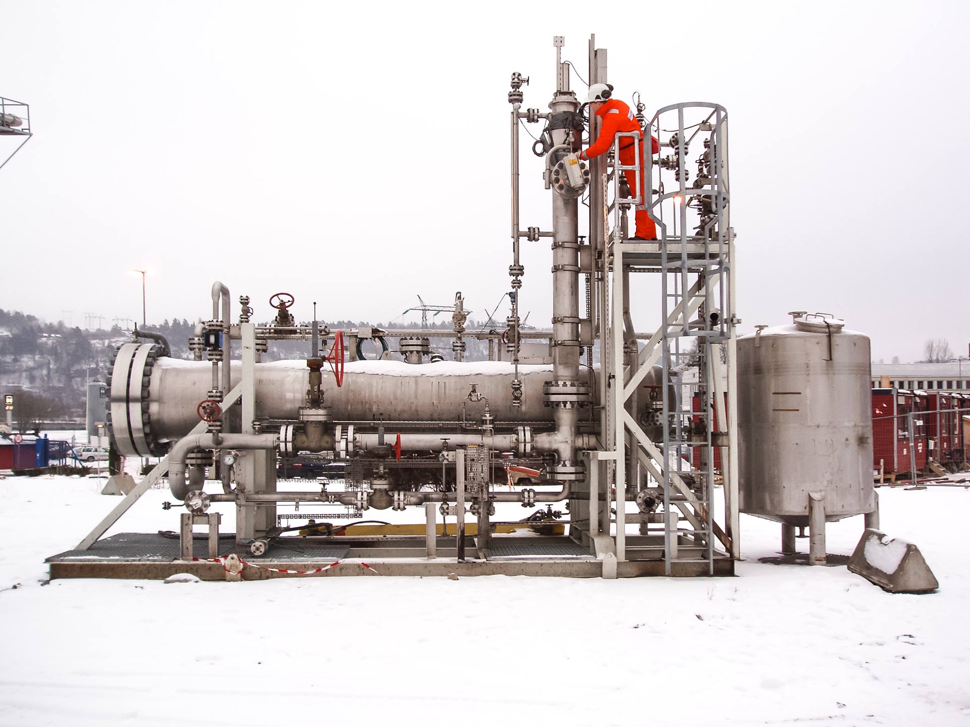 A compact electrostatic coalescer (CEC) used for water management and gas separation in winter 