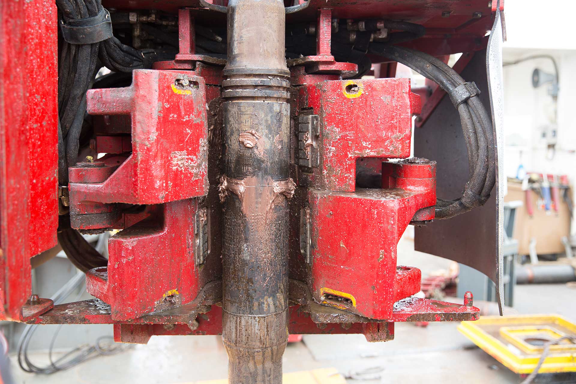 Iron Roughneck connecting drill pipe