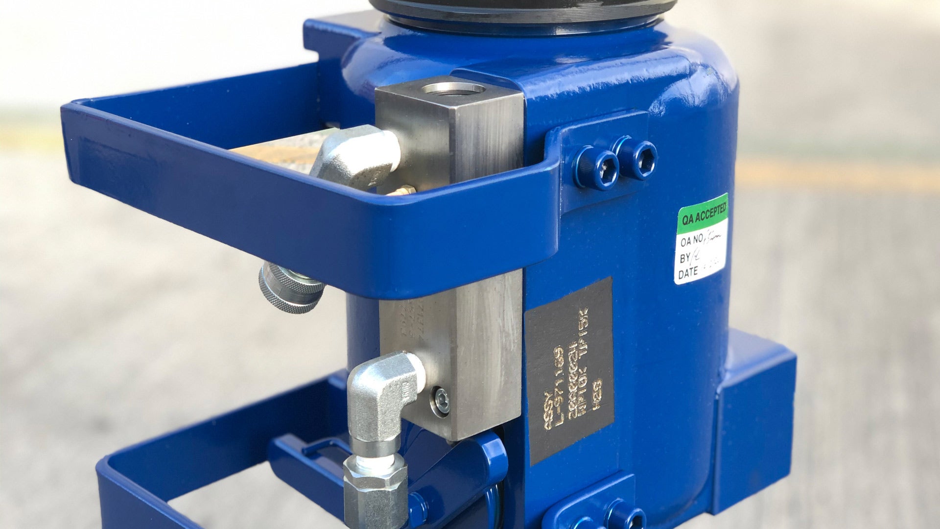 Hydraulic Tool Trap with External Indicator