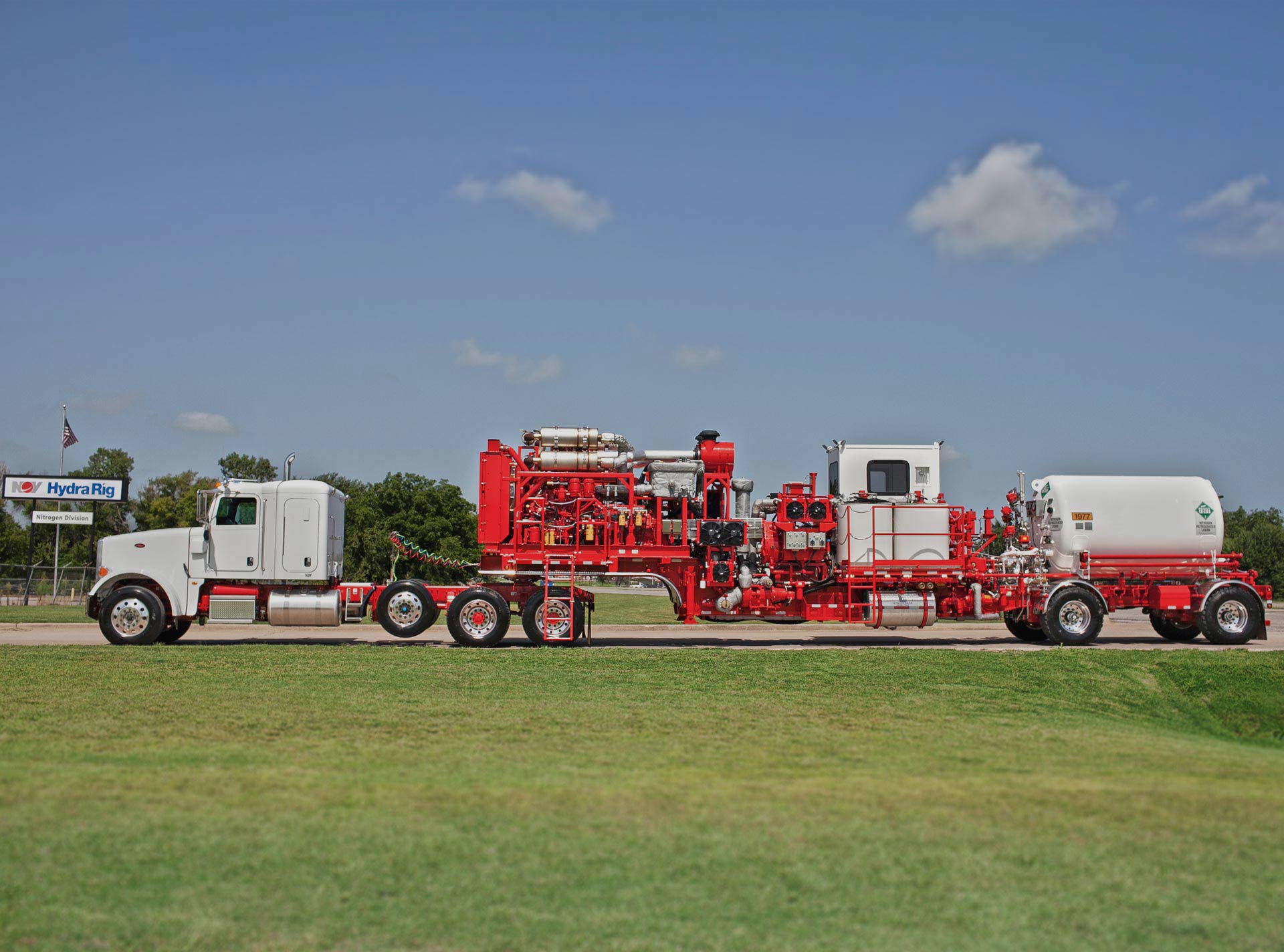 Side view of Nitrogen/Fluid Combination Pumping Unit taken outdoors, with view of the sky and grass