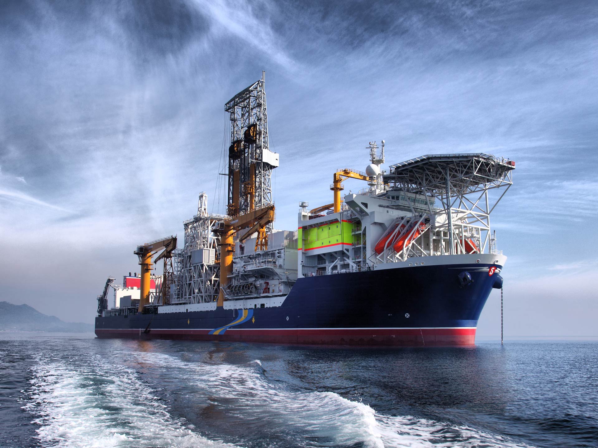 Stena Forth Cylinder rig in the ocean