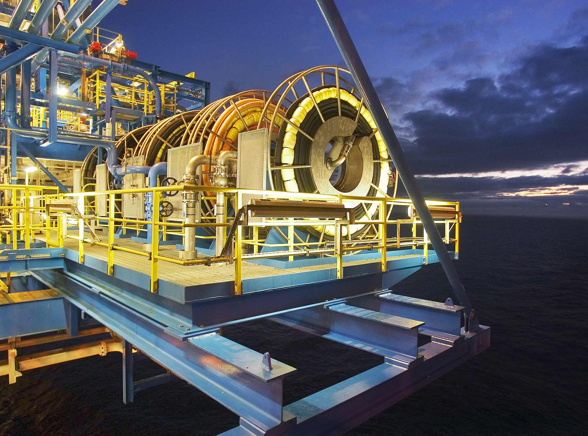 Offshore hose reels and hose loading station on drilling platform