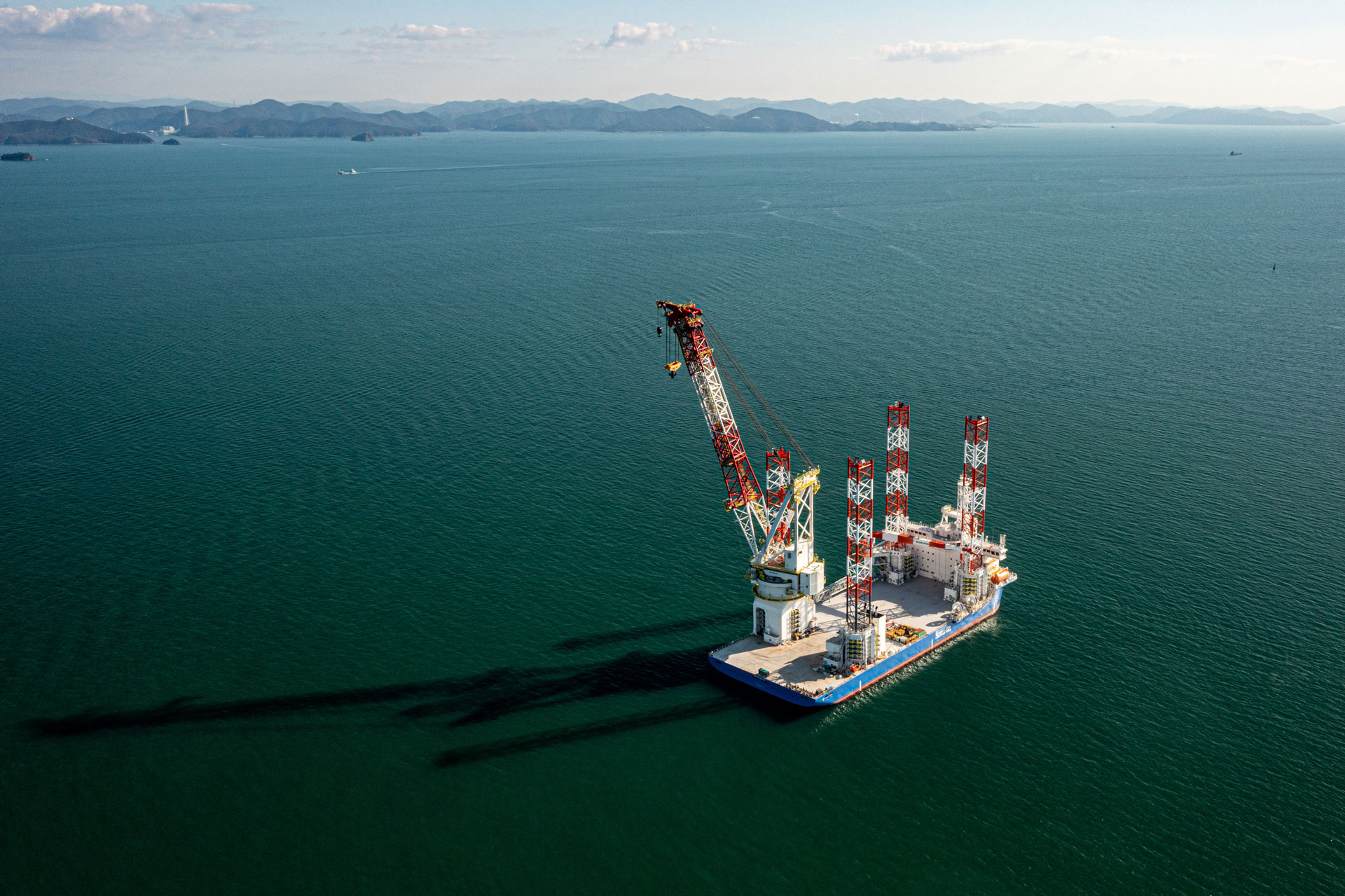 NOV designed wind turbine installation vessel with telescopic