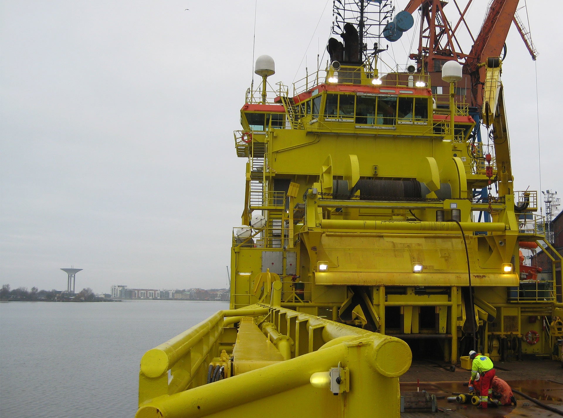 Anchor handling and towing winch on mobile offshore unit (MOU)