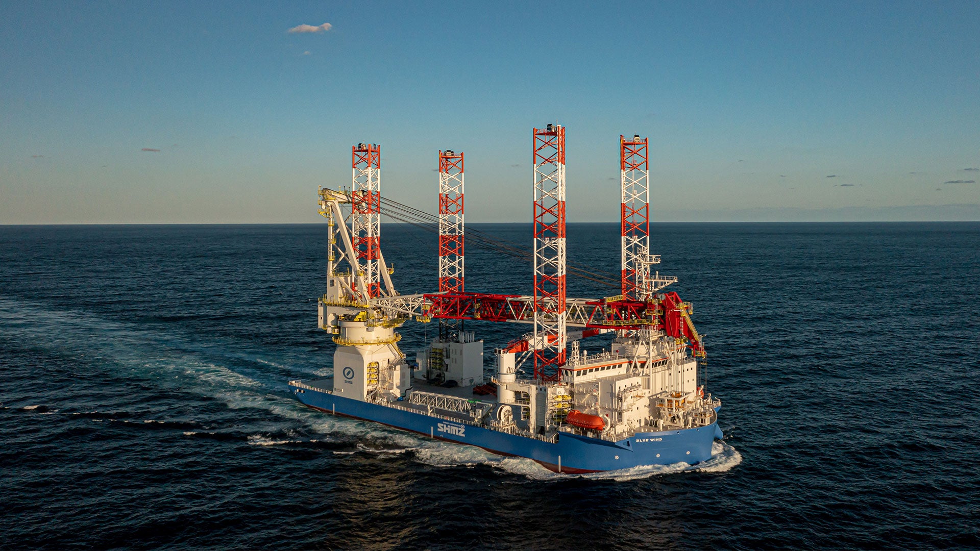 Telescopic leg crane with horizon